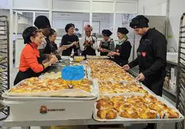 Las manos solidarias de los cocineros elaborando los roscones el viernes por la mañana