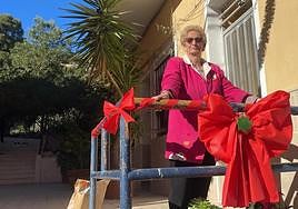 Una vecina con la calle decorada.