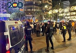 Dispositivo policial al final del tramo de Alfonso el Sabio.