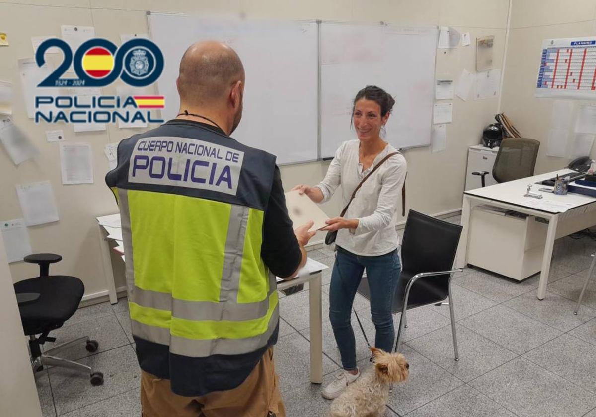 Los Reyes Magos llevan uniforme: la Policía recupera el regalo que le robaron en el Aeropuerto de Alicante-Elche