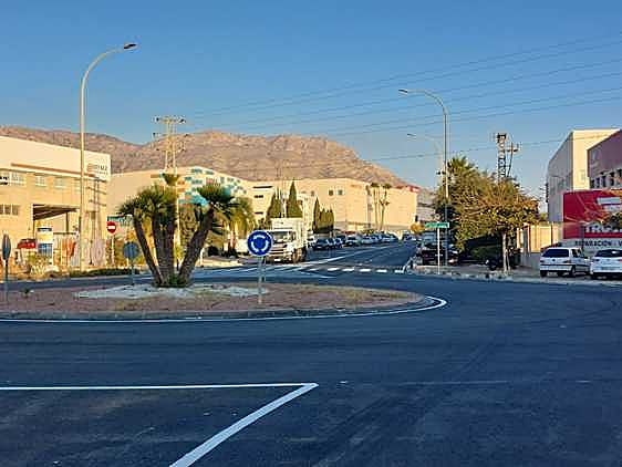 Acceso renovado al polígono Las Atalayas.