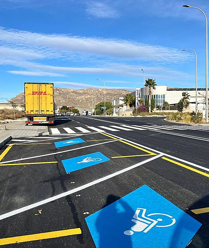 Imagen secundaria 2 - Imágenes de la actuación que ha tenido lugar en el polígono alicantino.