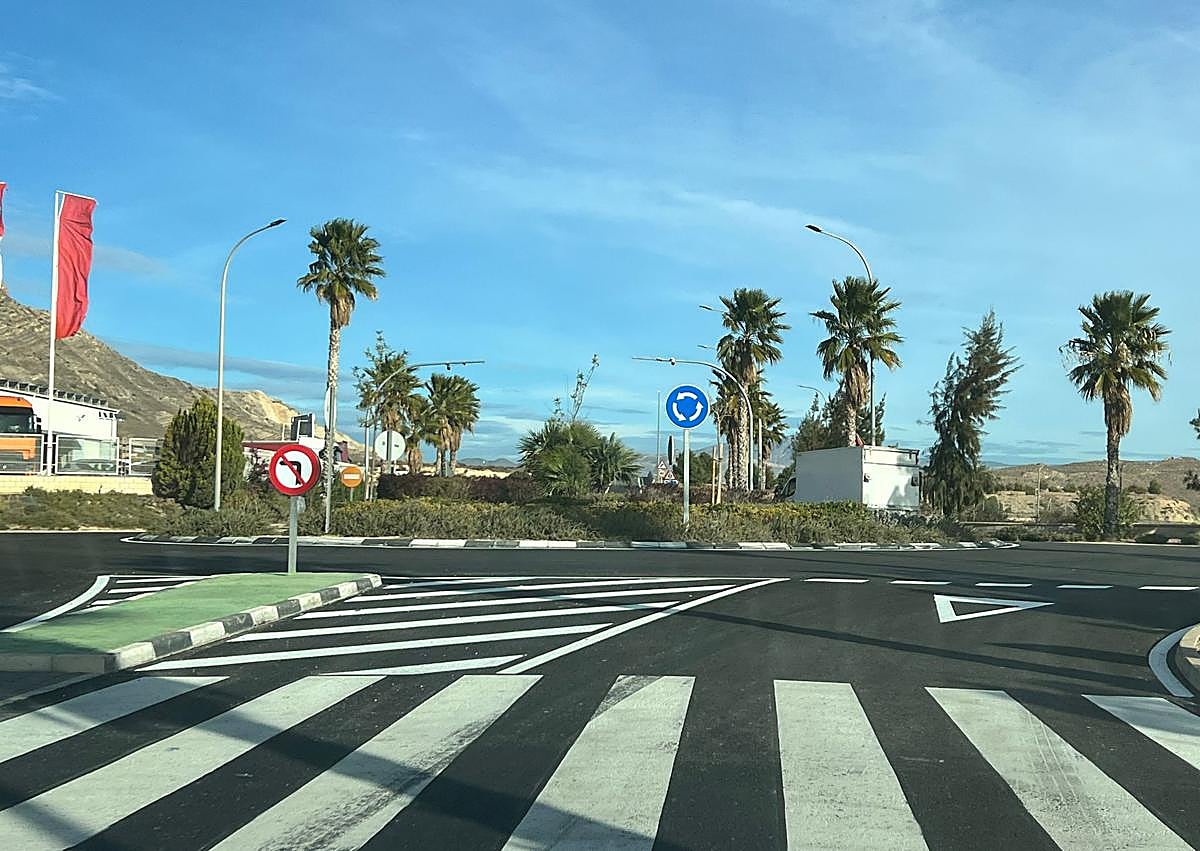 Imagen secundaria 1 - Imágenes de la actuación que ha tenido lugar en el polígono alicantino.