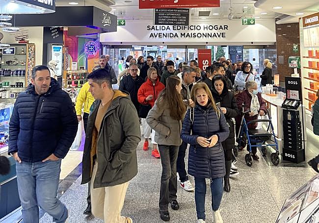 Bullicio de gente en el interior del Corte Inglés.