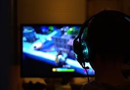 Joven haciendo uso de un videojuego.