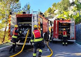 Bomberos del consorcio en las tareas de extinción del incendio de Altea.