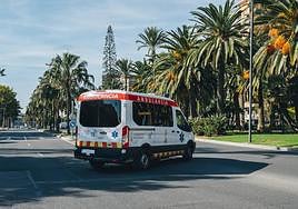 Foto de recurso de una ambulancia circulando.