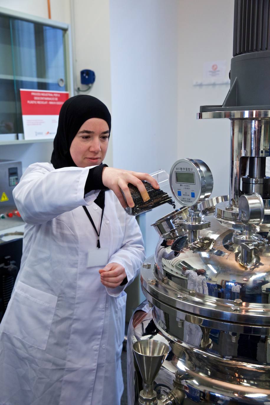 La investigadora Imene Berkane durante el proceso de descontaminación.