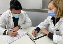 Diego Díez, coordinador médico del Centro de Salud Cabo Huertas; y Fabiola Marrades, directora de Enfermería de Atención Primaria del mismo departamento.