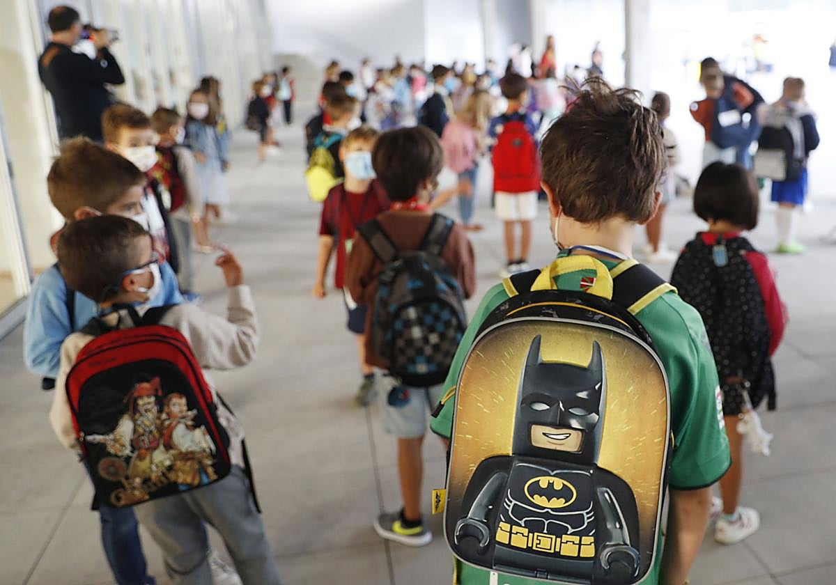 Niños con mascarilla en un centro educativo.