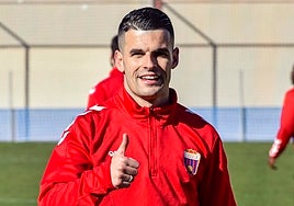 Álex Muñoz, durante un entrenamiento reciente con el Eldense.