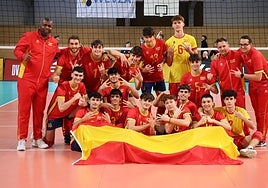 Arel Amorós, con el dorsal 5, posa tras ganar el bronce.