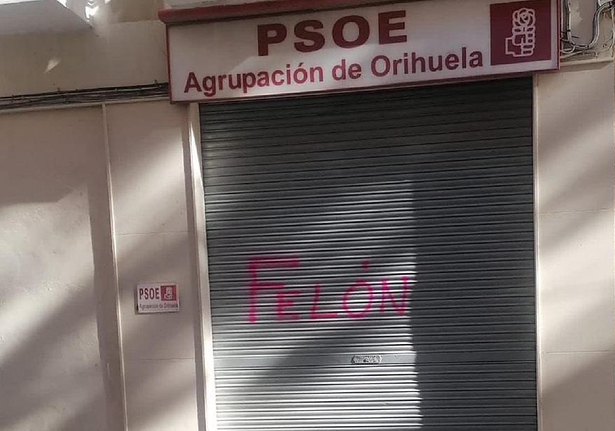 Pintada registrada en la sede del PSOE de Orihuela.