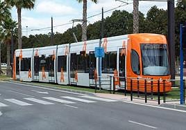 Tranvía, a su paso por la Playa de San Juan.