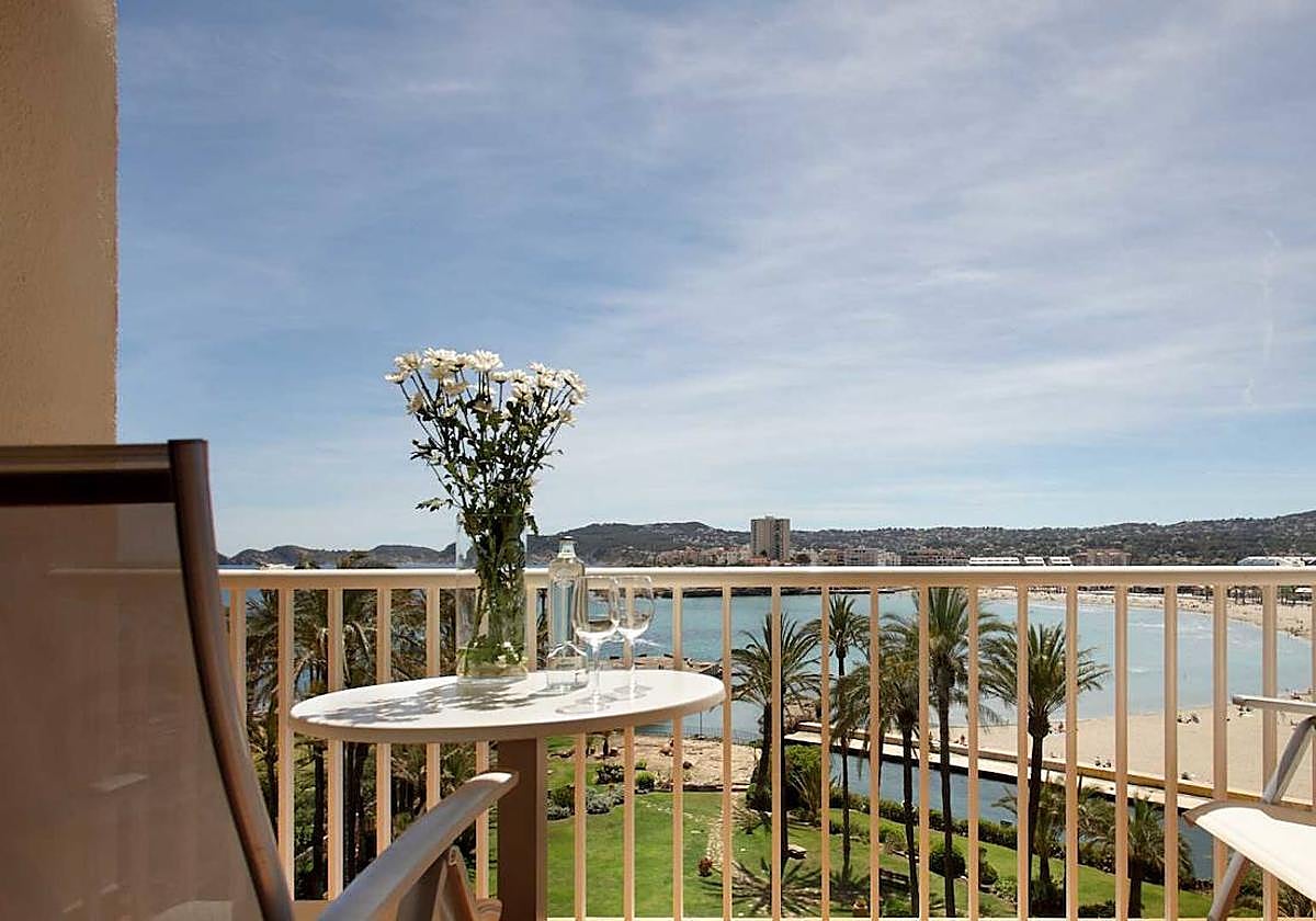 Vista de una playa de Xàbia desde una terraza de un piso.