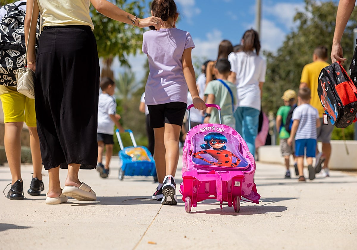 Imagen de alumnos llegando a un centro educativo de l'Alfàs del Pi