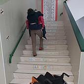 Niños a coscoletas y a culadas: así suben las escaleras en el CEIP Voramar de Alicante por la rotura de un ascensor