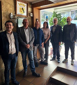 El restaurador galardonado, Diego Mena, en el centro, junto al alcalde de Dénia, Vicent Grimalt; Reme Cerdá y el presidente de la DOP Vinos de Alicante, José Juan Reus.