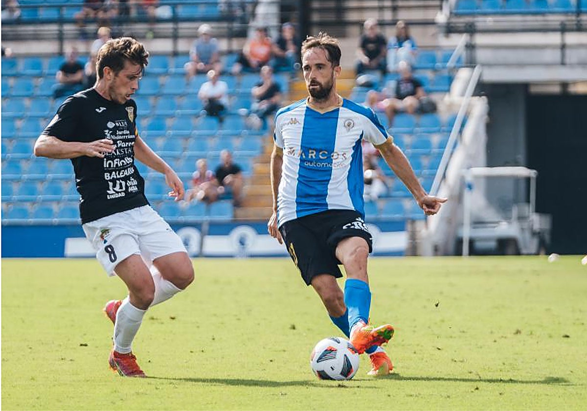 Míchel realiza un pase con la izquierda en un partido de la temporada pasada.