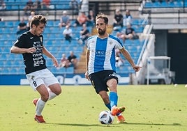 Míchel realiza un pase con la izquierda en un partido de la temporada pasada.