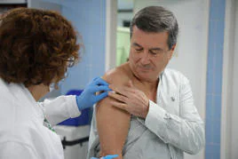 El conseller de Sanidad Marciano Gómez acudió a vacunarse con motivo de la apertura de los centros para atender sin cita previa.
