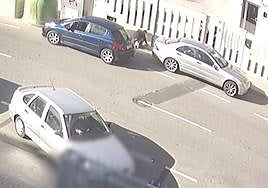 Imágenes de una cámara con el ladrón levantando una trapa.