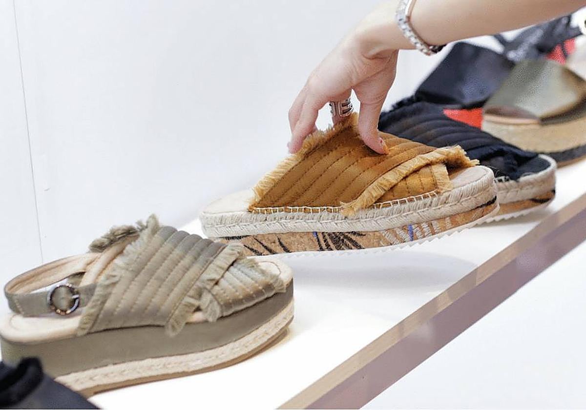 Zapatos en un expositor.