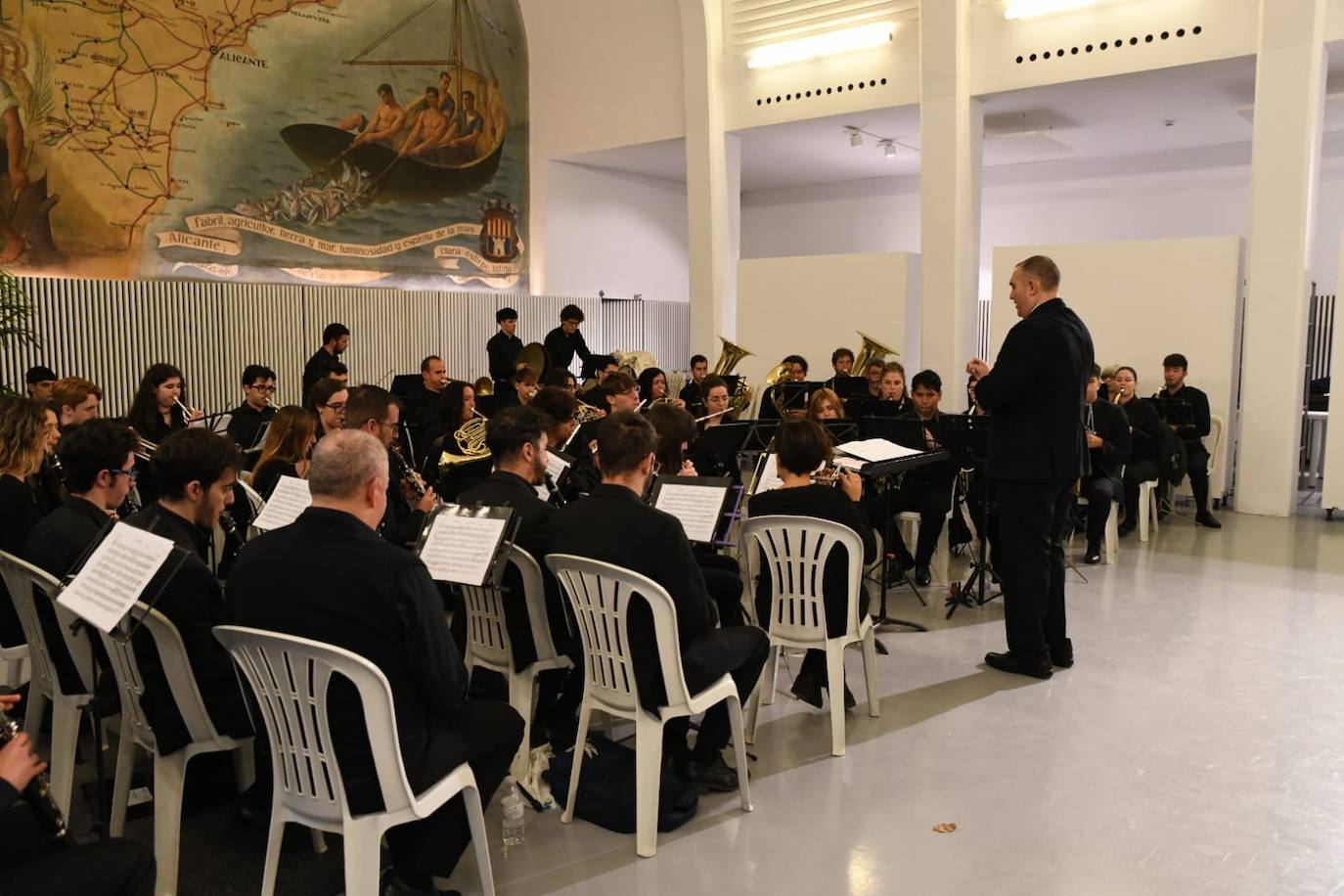 La música de Hogueras rinde homenaje a las belleas