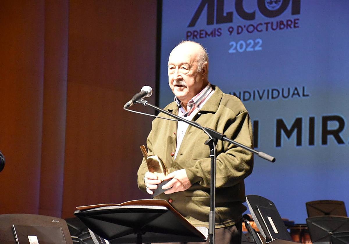 El actor Juli Mira, al recoger el premio 9 d'Octubre en 2022 condedido por el Ayuntamiento de Alcoi.