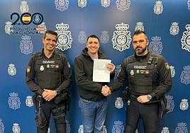 El hombre, con los agentes que le salvaron la vida.