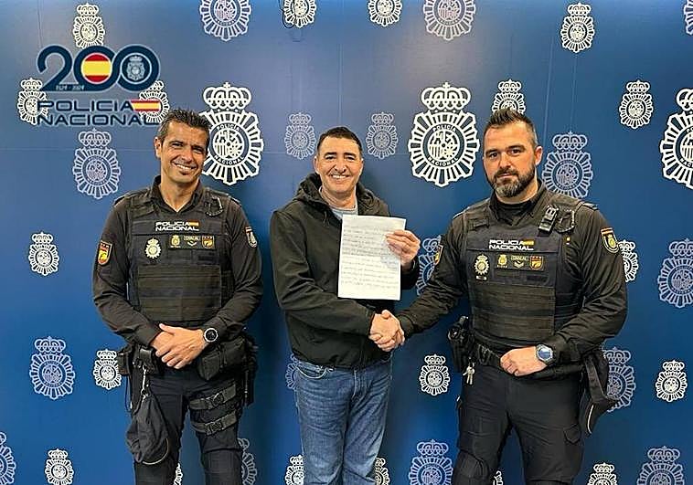 El hombre, con los agentes que le salvaron la vida.