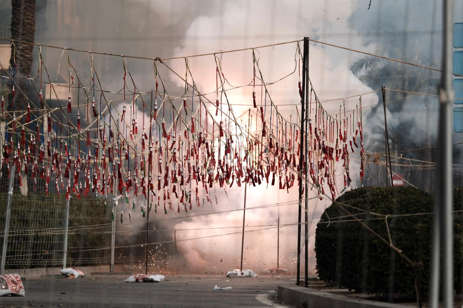 Imagen secundaria 1 - Momentos de la mascletà de Ferrández en Plaza Galicia.