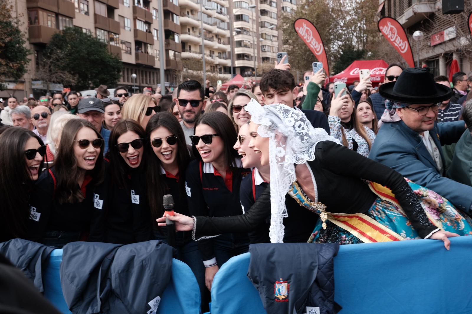 Imagen principal - Momentos de la mascletà de Ferrández en Plaza Galicia.