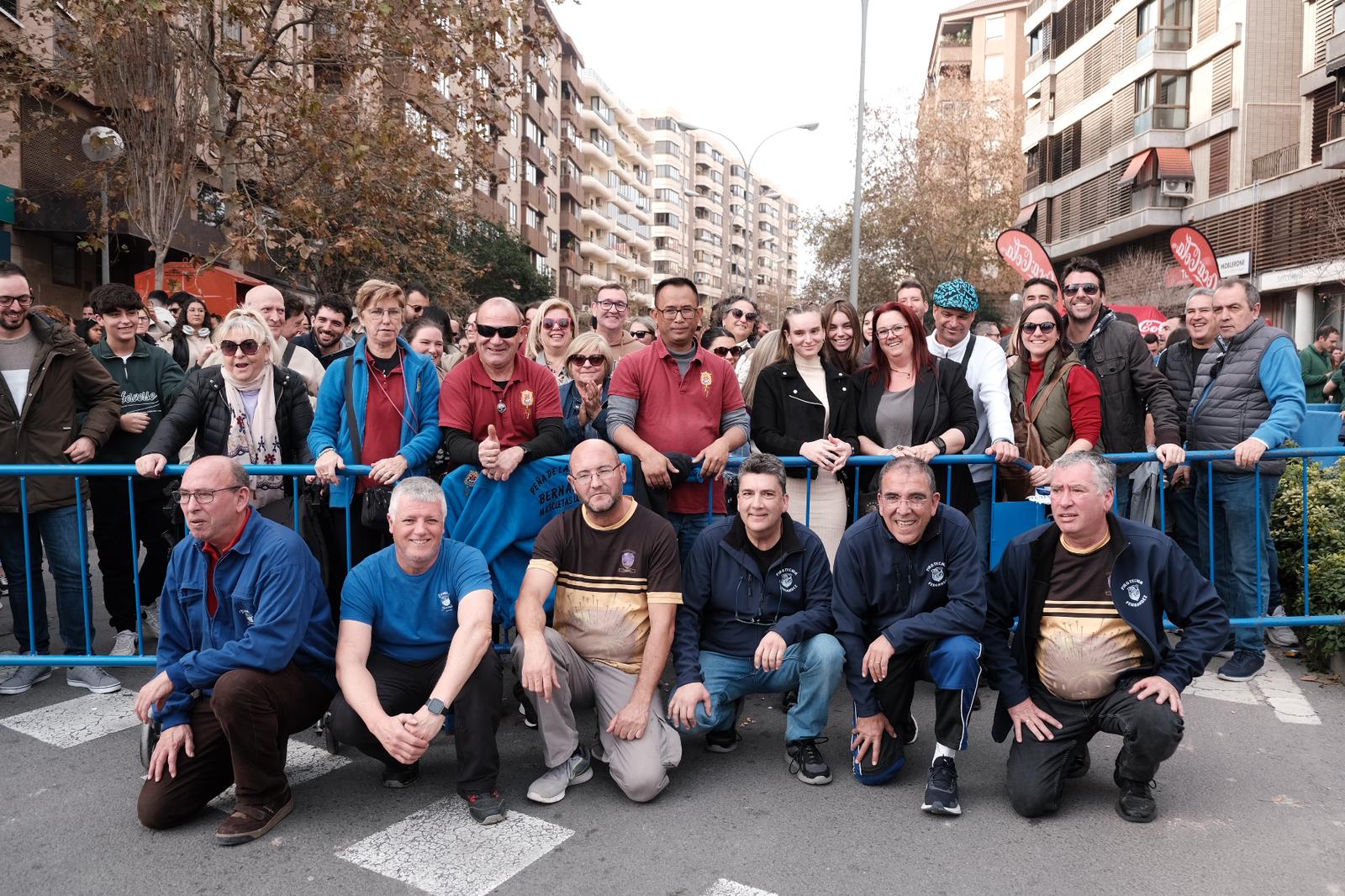 Imagen secundaria 2 - Momentos de la mascletà de Ferrández en Plaza Galicia.