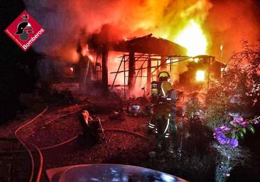 Un muerto y dos heridos en el incendio de una cabaña de madera en un camping de Benidoleig