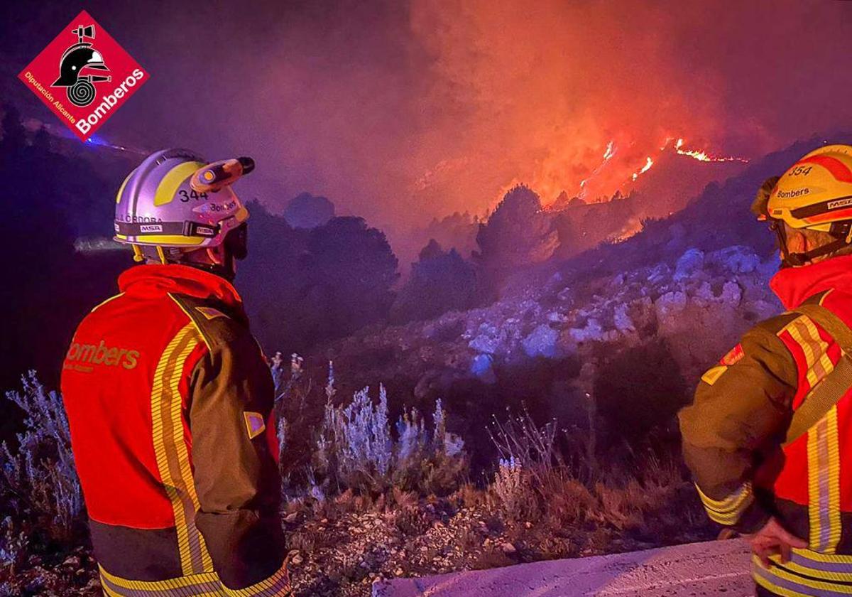 Los bomberos controlan el incendio forestal en Confrides