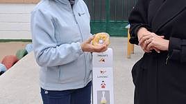 Muestra de uno de los dispositivos que se han repartido en los centros escolares de Elche.