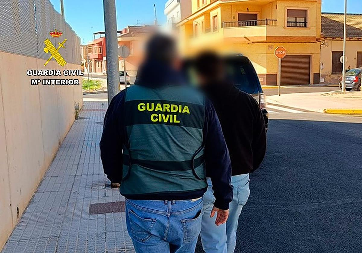 La Guardia Civil detiene a una de los presuntos miembros de la banda.