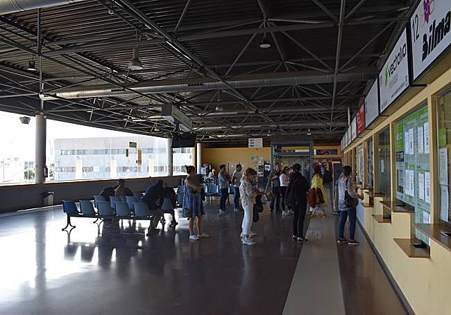 Viajeros en la Estación de Autobuses de Alicante.