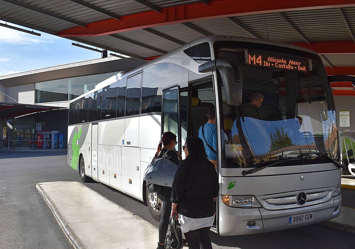 Pasajeros suben a un autobús en la estación de Alicante.