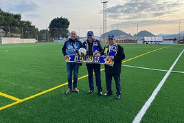 En el centro de la imagen, Toni Pérez, luce una bufanda del Callosa.