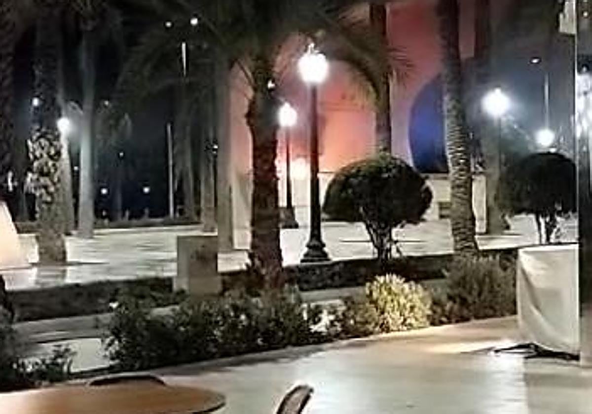 Una trifulca acaba con el colchón de un sintecho incendiado en la Explanada de Alicante