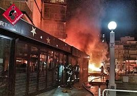 Imágenes del virulento incendio de un local comercial de Benidorm.