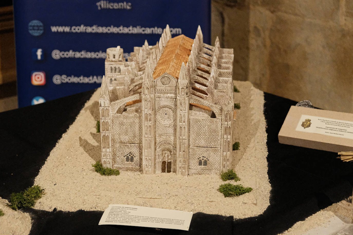 Las miniaturas invaden la Basílica de Santa María de Alicante