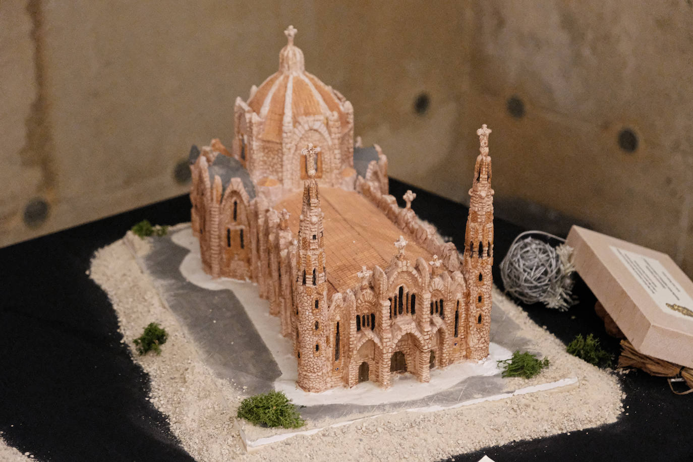 Las miniaturas invaden la Basílica de Santa María de Alicante