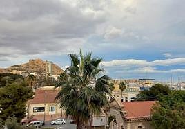 Imagen de la fachada marítima de este lunes con nubes muy presentes.