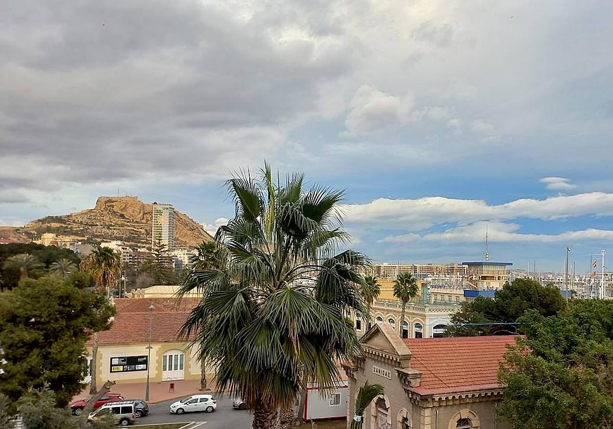 Imagen de la fachada marítima de este lunes con nubes muy presentes.