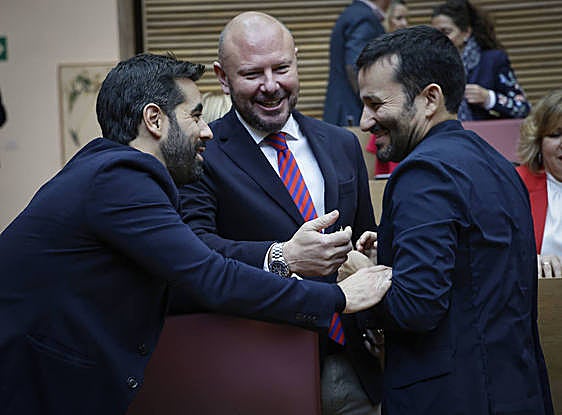 El síndic socialista, José Muñoz, conversa con en Les Corts con Vicent Marzà de Compromís.