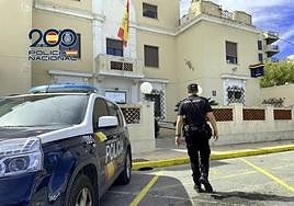 Agente de la Policía Nacional en la Comisaría de Dénia.