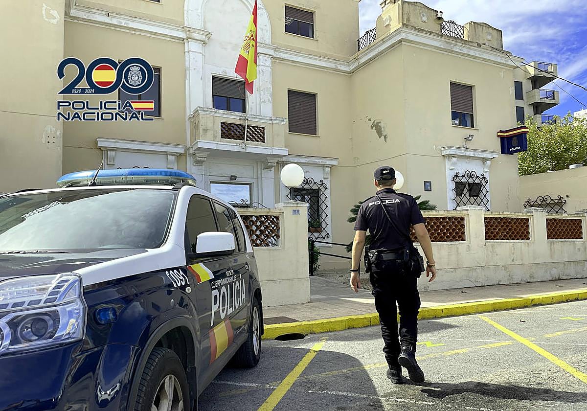 Agente de la Policía Nacional en la Comisaría de Dénia.